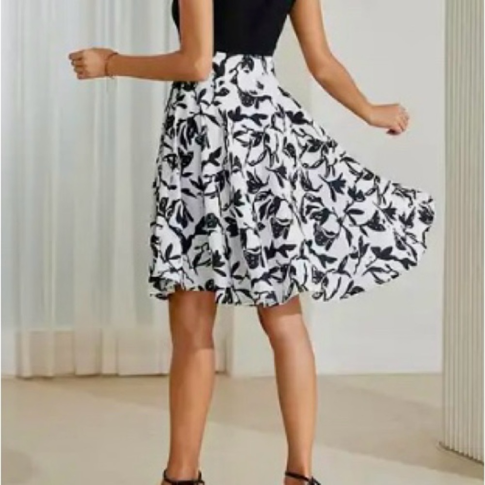 NWOT Ladies Sz S Flowing Floral Print Dress